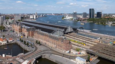 Station Amsterdam met het IJ.