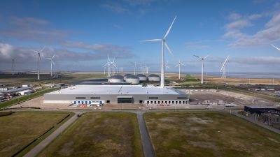 In de Eemshaven, vol met windmolens en (haven)industrie, wordt een nieuw logistiek complex gebouwd.
