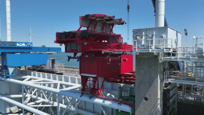 Real time video ondersteuning vanuit de drone bij het plaatsen van een hulpconstructie op een schuif van de Oosterscheldekering.